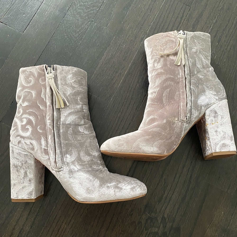 Rebecca Minkoff Size 9M Champagne Velvet Booties